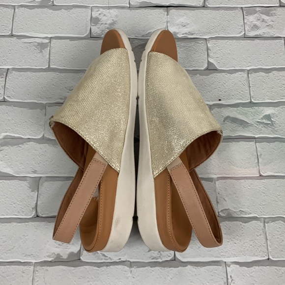 Strive Mara Leather Sandals. Size 10.5. Creme sparkle champagne. Cushioned - Picture 10 of 11